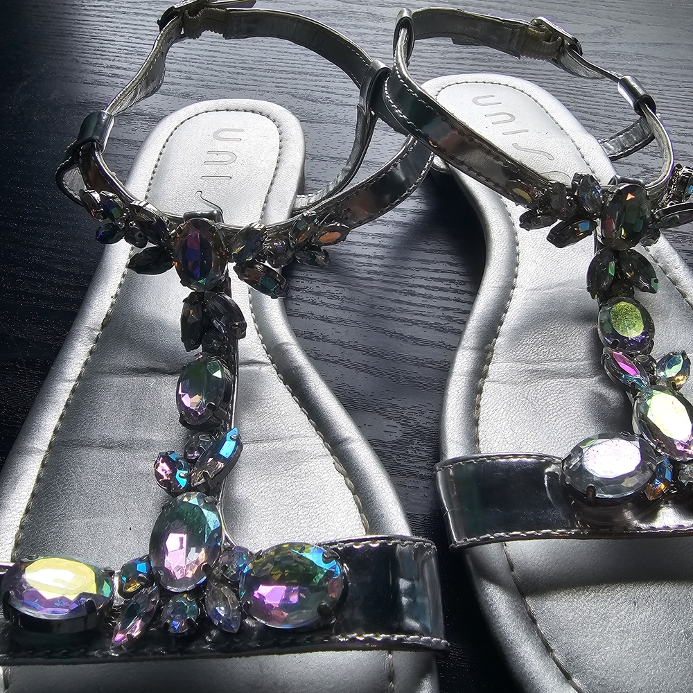 Unisa Silver Crystal Gemstone Dressy Flat Sandals Women's Sz 7W